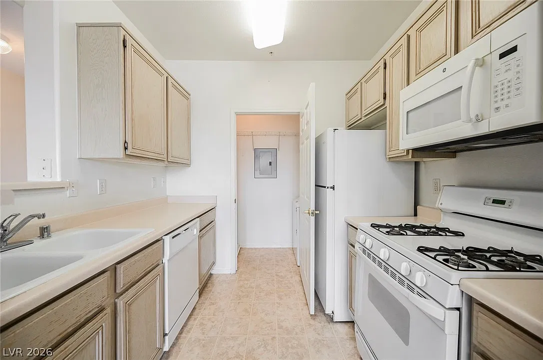 2 bed, 2.0 bath, 906 sqft, $1,340 — Photo 3