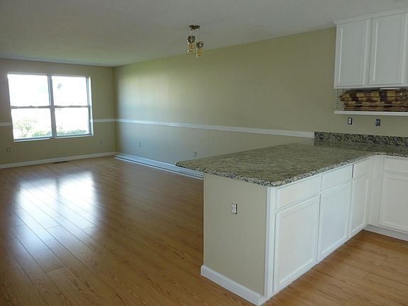 3rd image of 43 Summersweet Dr #43
