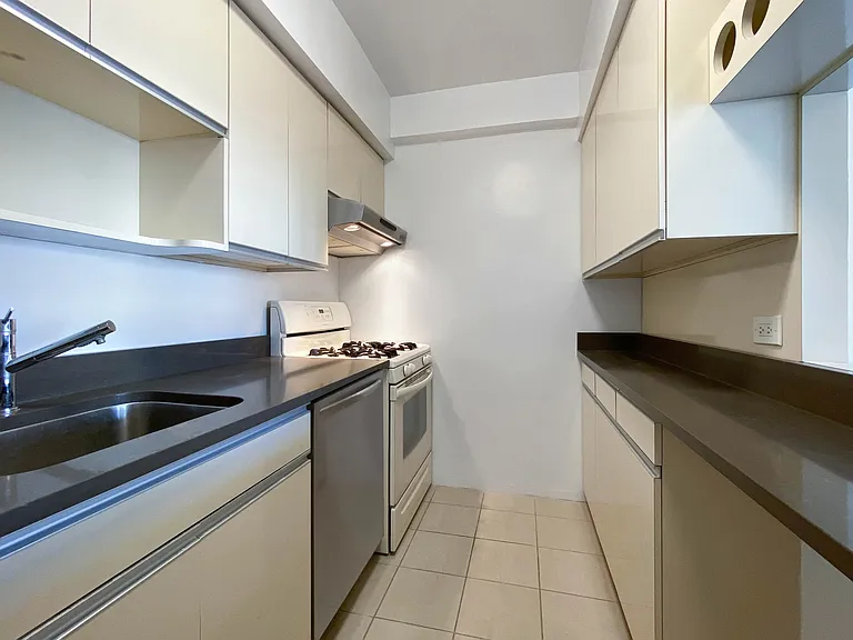 330 E 33rd St #14D — Photo 6