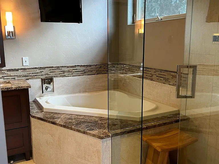 Jetted tub in main bath