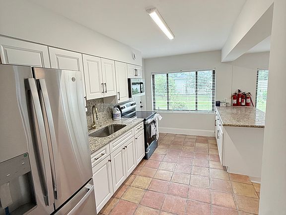 2nd image of 1550 Magnolia Ave