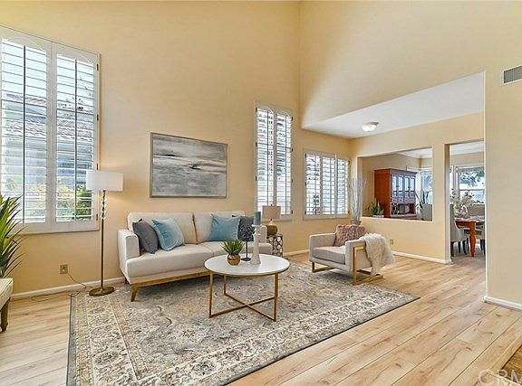 3rd image of 10 Osprey Ave