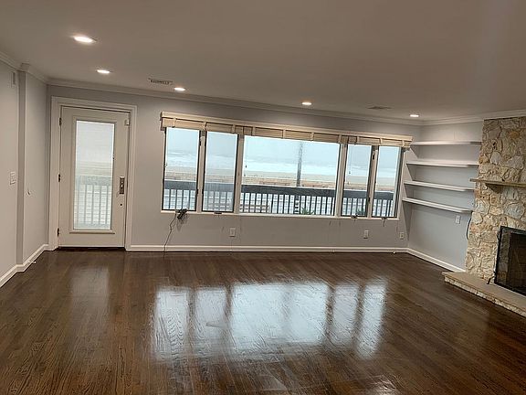 4th image of 621A Oceanfront St