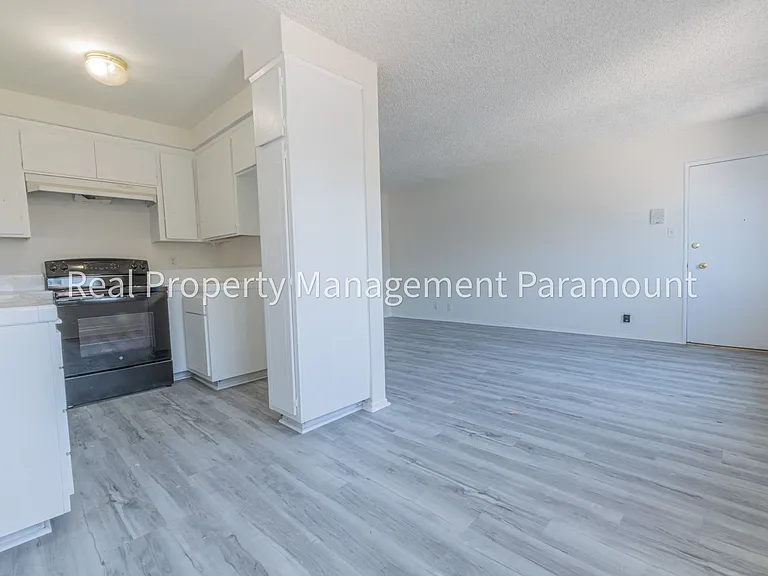 540 W Queen Street — Photo 16