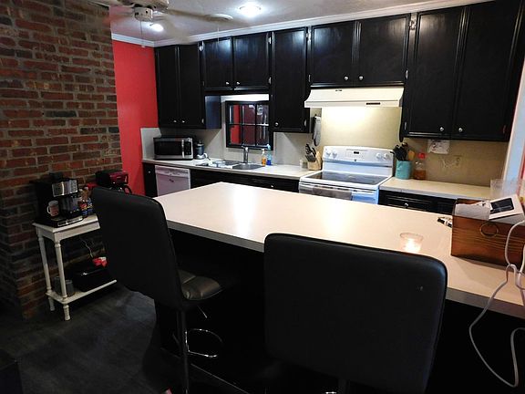 4th image of 810 W Avenue K