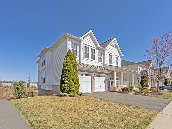 3rd image of 42618 Stratford Landing Dr