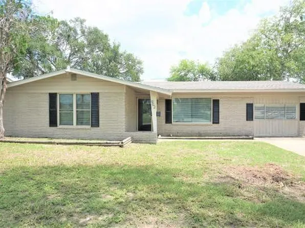 902 E Crockett St, Beeville, TX 78102