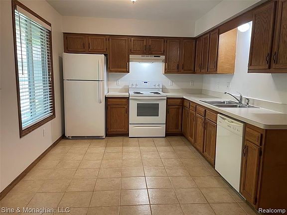3rd image of 1671 Glendale St
