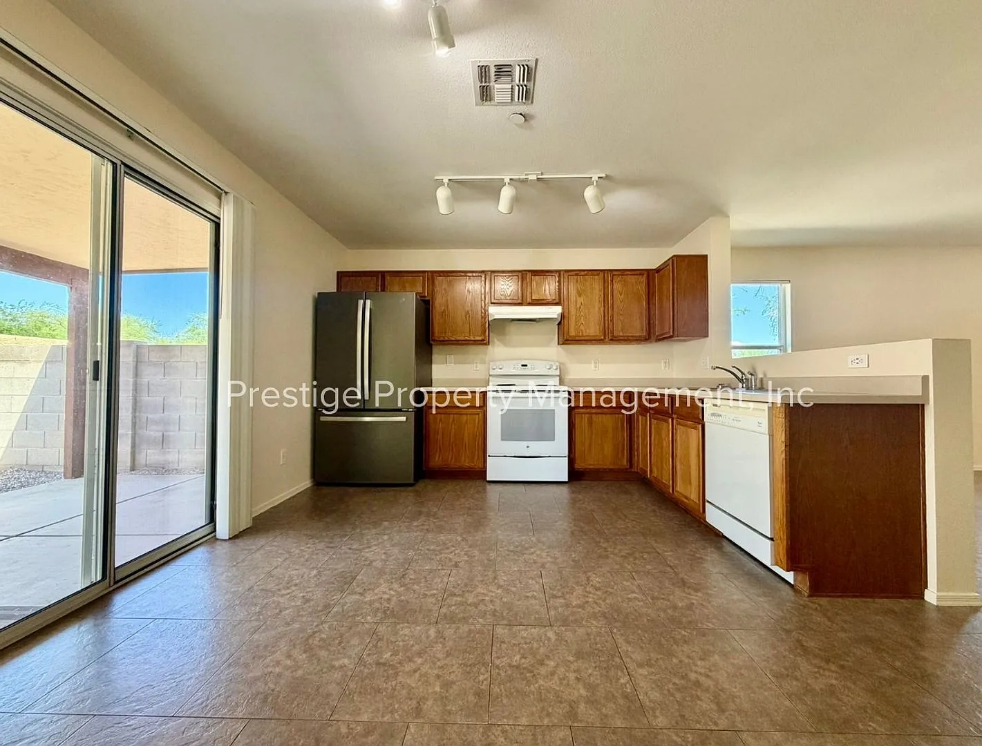Come Check Out this 2/1 on the Northwest Side With A Split Floorplan — Photo 3