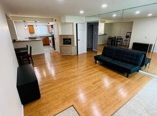 9471 Bay Colony Dr #E, Des Plaines, IL 60016