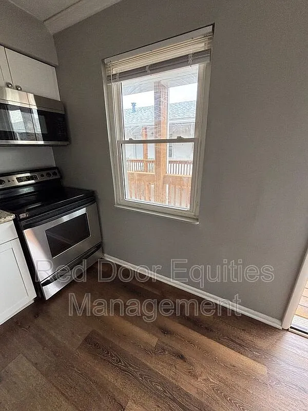 1 bed, 1.0 bath, $875 — Photo 3