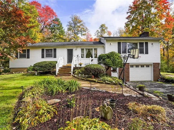 10795 Clay St, Montville, OH 44064