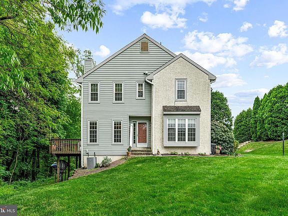 3rd image of 102 Knollwood Ct