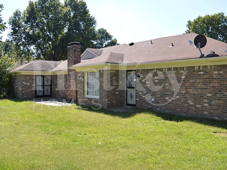 3034 Oak Allee St — Photo 2