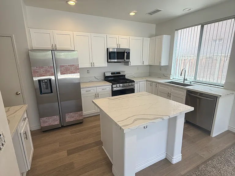 11350 Pond Ln — Photo 2
