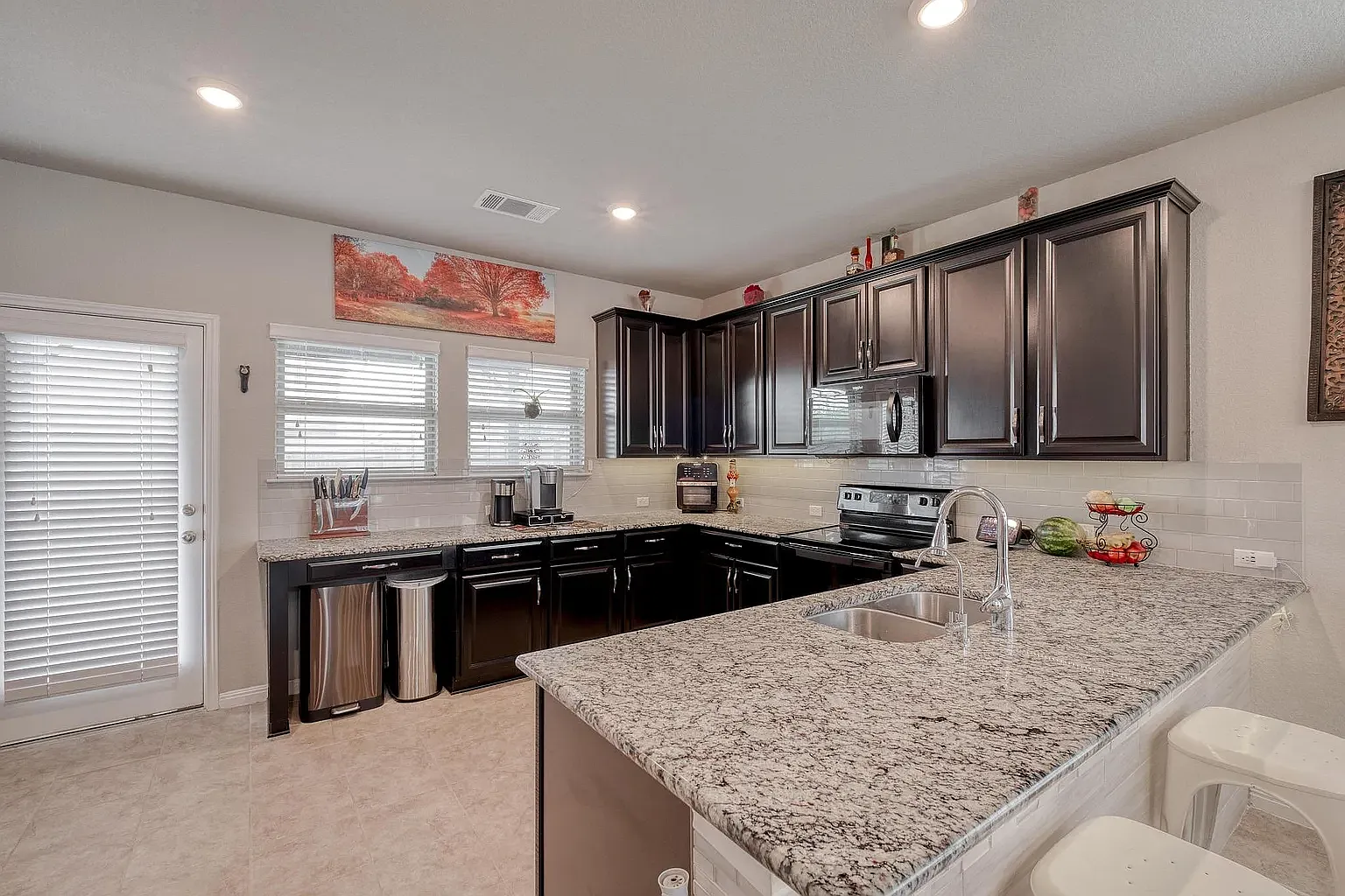 4 bed, 2.5 bath, 2522 sqft, $2,500 — Photo 3
