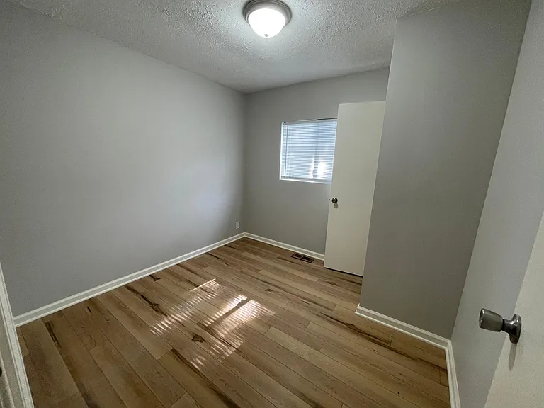 447 Southgate Dr — Photo 9