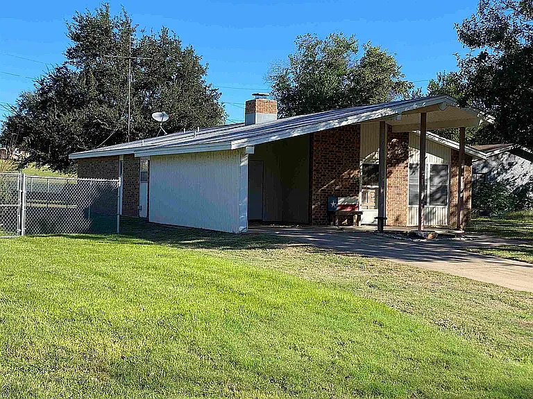 1811 Bluebonnet Ln — Photo 2