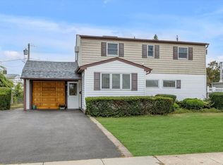 20 Collector Ln, Levittown, NY 11756