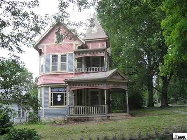 1st image of 300 Linn St