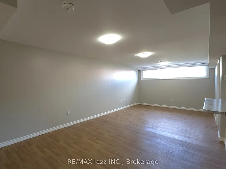 127 Lupin Dr #BASEMENT — Photo 3