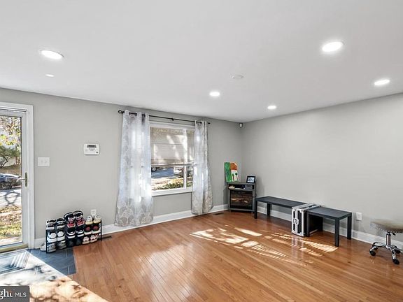 2nd image of 7002 Killarney St