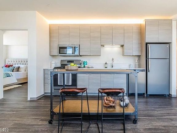 3rd image of 1922 N Milwaukee Ave #514