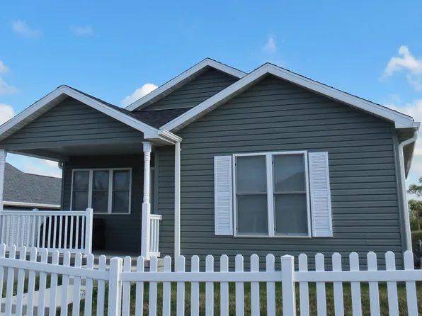 1008 Bear River Dr, Maquoketa, IA 52060