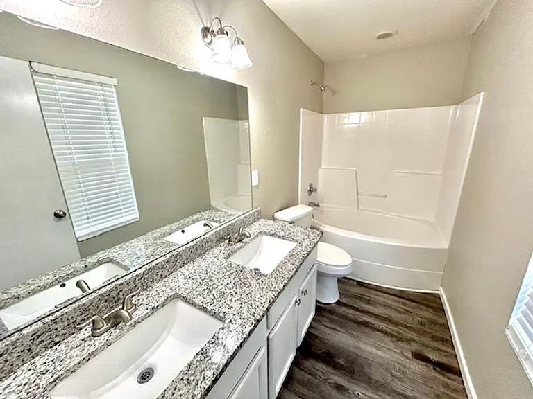 228 Dormont Dr NE — Photo 9