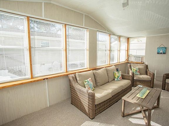 3rd image of 1567 Park Ln.