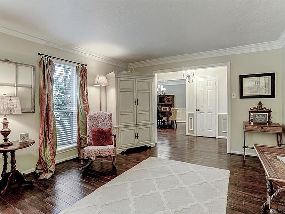 Formal dining, beautiful wood floors, cozy and very welcoming!!