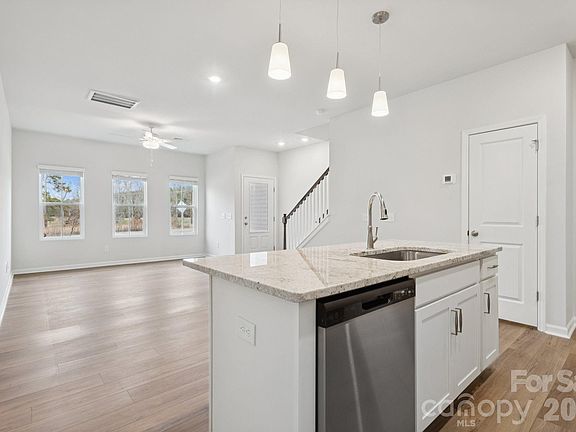 2nd image of 4628 Lakeview Rd #5