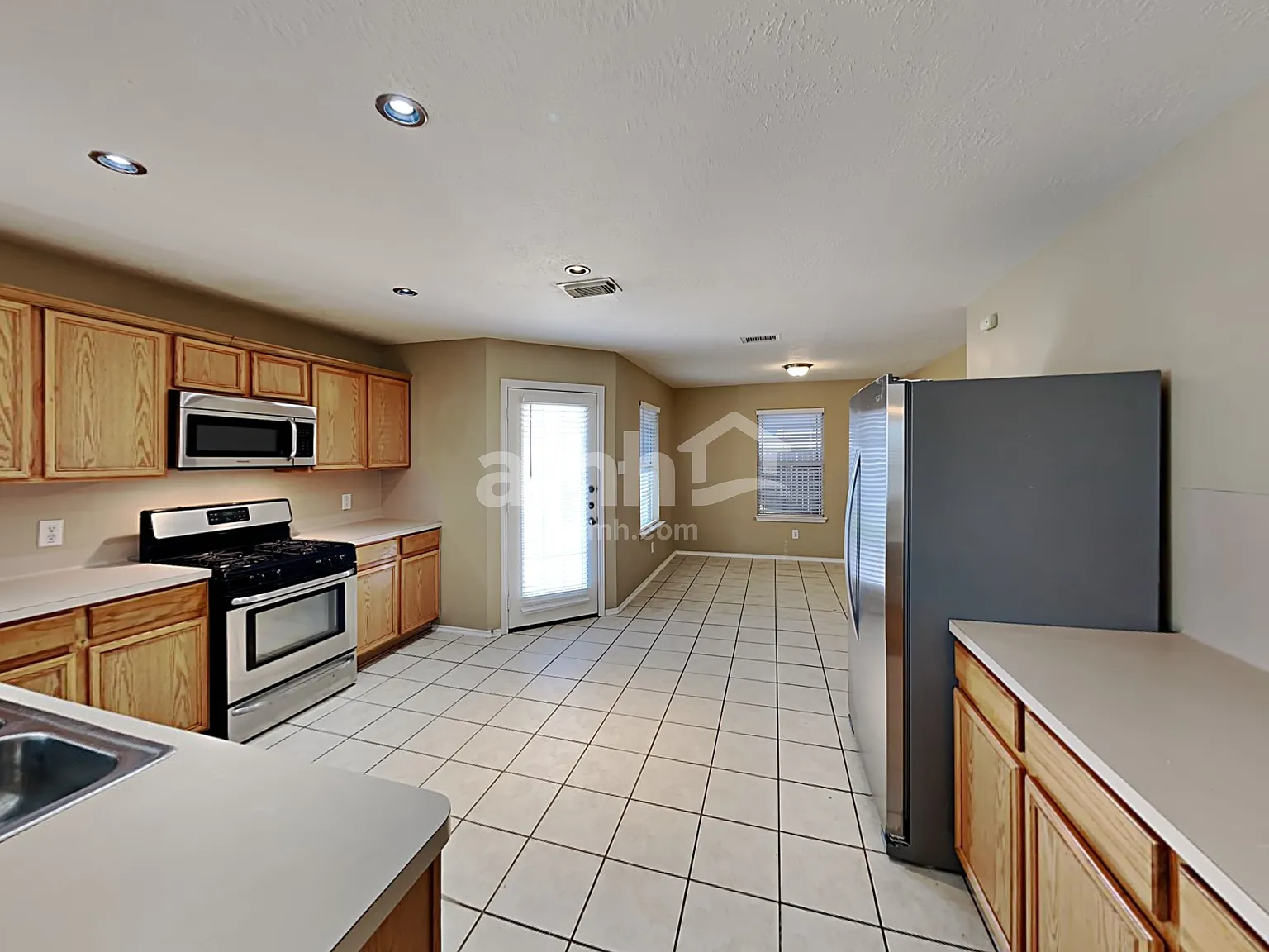 4 bed, 2.5 bath, 2161 sqft, $2,160 — Photo 4