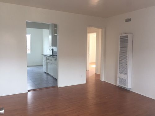 3rd image of 943 E 108th St APT 06