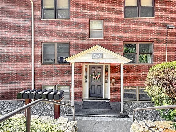 3rd image of 2 Town House Ln APT 12