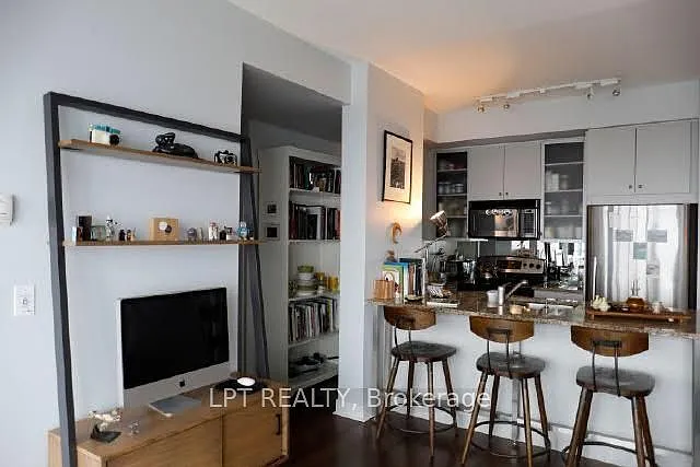438 King St W #1706 — Photo 3