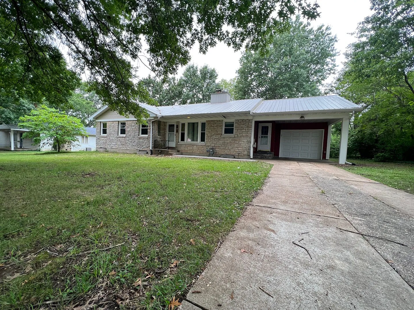 Spacious 3BD/2BA close to Mark Twain Elementary. Pets will be considered with a Pet Fee. 1 Car Ga... — Photo 1