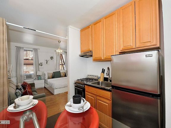 3rd image of 338 E 61st St APT 4
