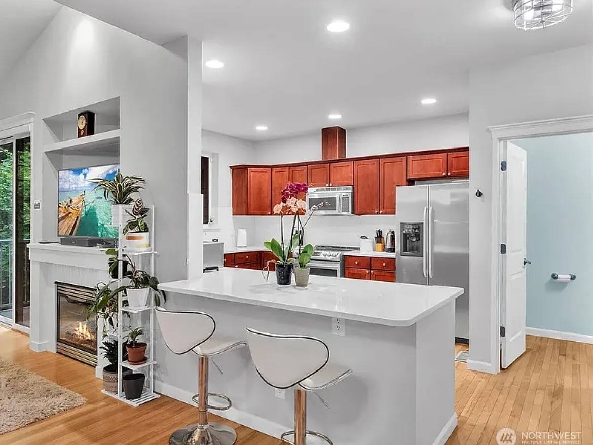 2 bed, 2.5 bath, 1300 sqft, $3,300 — Photo 2