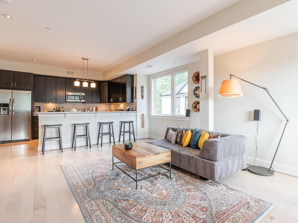 Large living space for eat, work & play