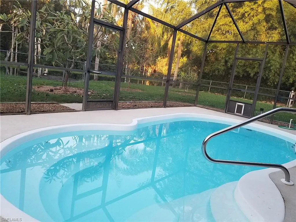 3 bed, 2.0 bath, 1358 sqft, $11,500 — Photo 2