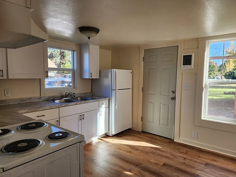 327 W K St — Photo 6