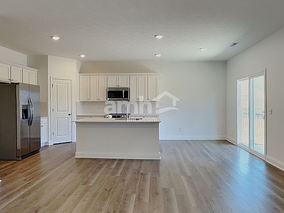 4th image of 896 Heritage Blvd
