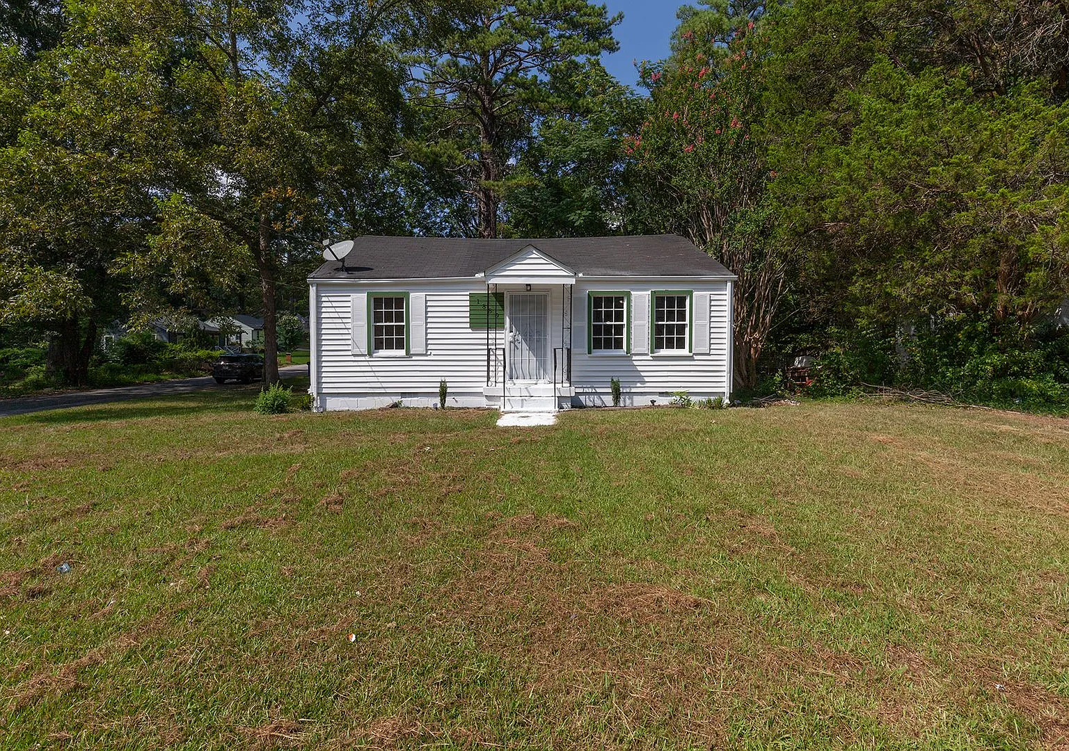 2/1 on Corner Lot w/ Sunroom & Minutes From W. Midtown/Downtown! — Photo 2