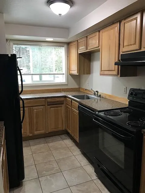2 bed, 1.5 bath, 1120 sqft, $1,700 — Photo 2
