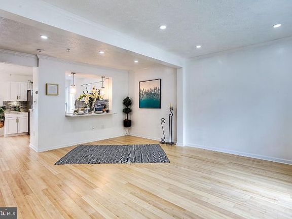 4th image of 8751 Thornbrook Dr
