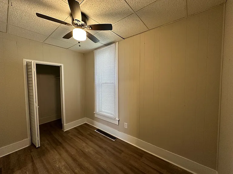 901 E Oak St — Photo 11