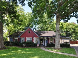 630 Dogwood St, Lake Jackson, TX 77566