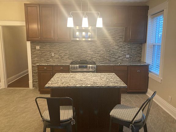 4th image of 934 Maple Pl #C