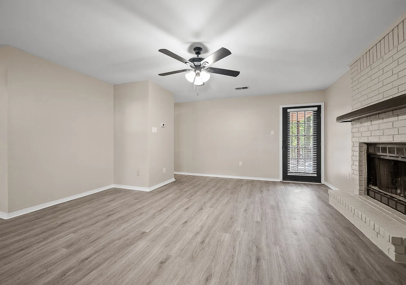 Fully Remodeled 3 Bed / 2 Bath with Fenced Yard, Deck & Garage — Photo 4